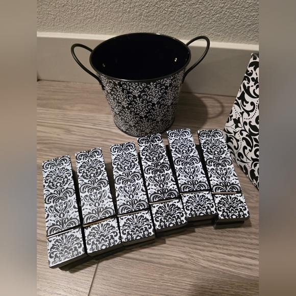 Damask Decorations - Picture 2 of 6